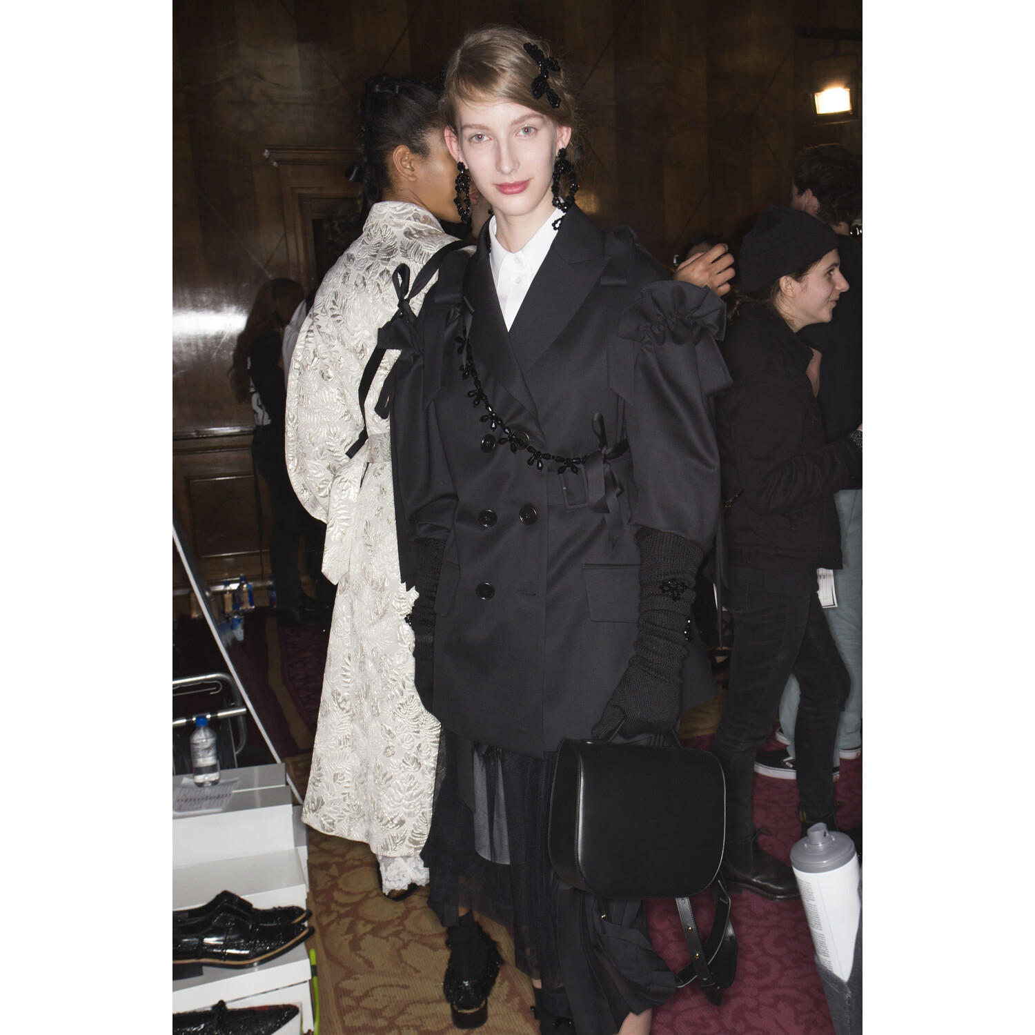 Фото Backstage Simone Rocha Fall 2018 Ready-to-Wear Backstage Simone Rocha осень зима 2018 коллекция неделя моды в Лондане LFW Mainstyles